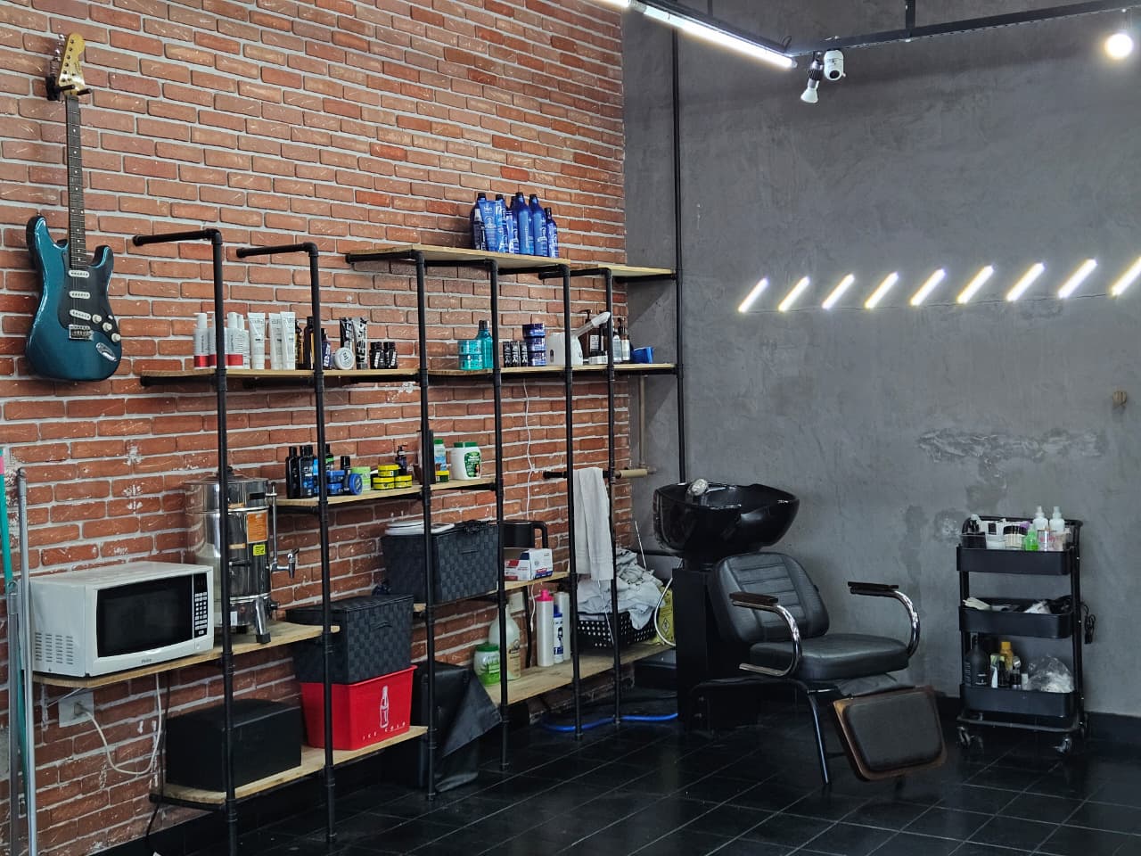 Espaço de atendimento da Felps Barbearia