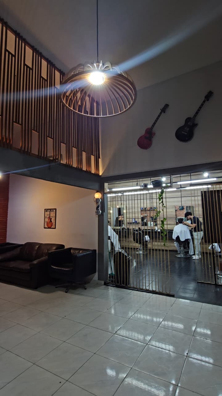 Ambiente e recepção da Felps Barbearia