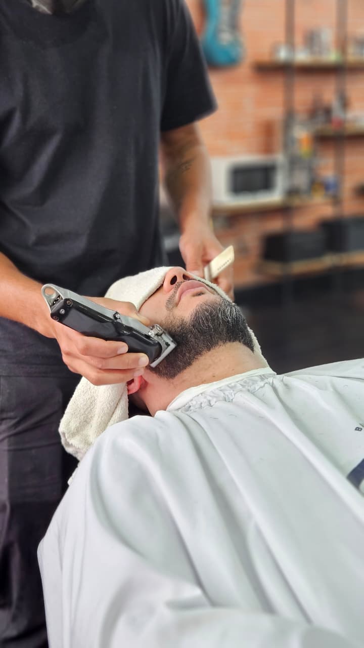 Cliente recebendo atendimento de barba na Felps